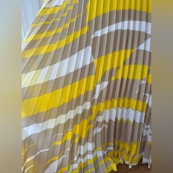 Maxmara Accordion-Pleated Crepe de Chine Skirt - Picture 4 of 15